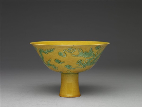 嬌黃綠彩雙龍戲珠紋高足碗