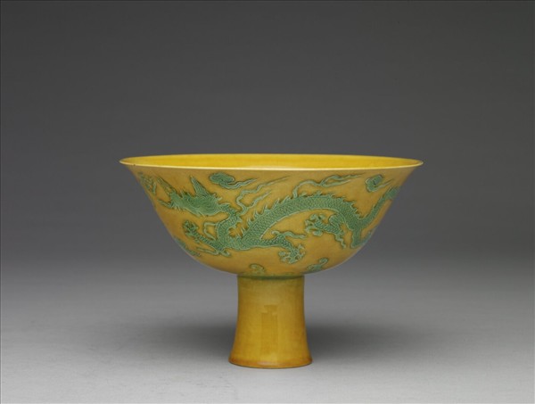 嬌黃綠彩雙龍戲珠紋高足碗