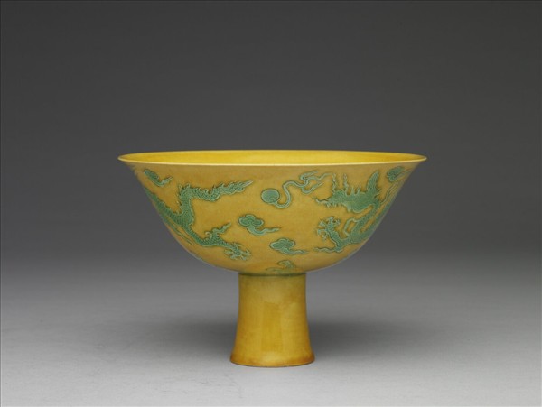嬌黃綠彩雙龍戲珠紋高足碗