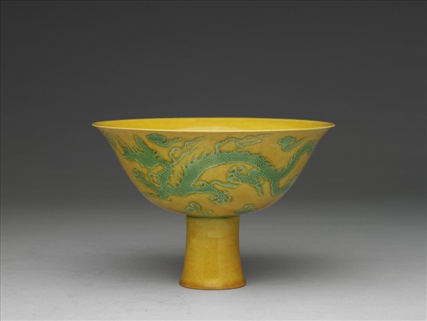 嬌黃綠彩雙龍戲珠紋高足碗