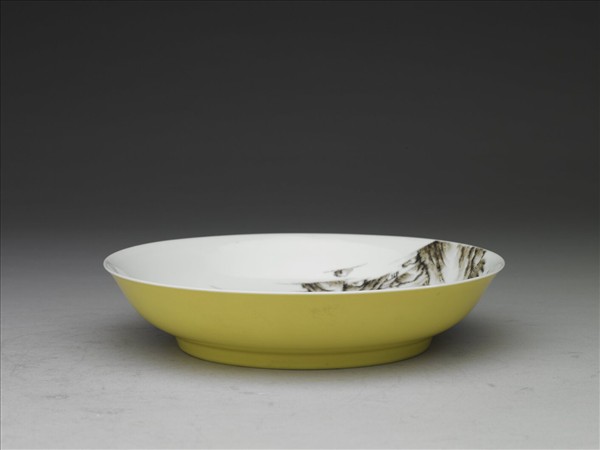 琺瑯彩赭墨山水圖盤