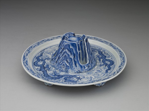青花波濤龍紋爵托盤