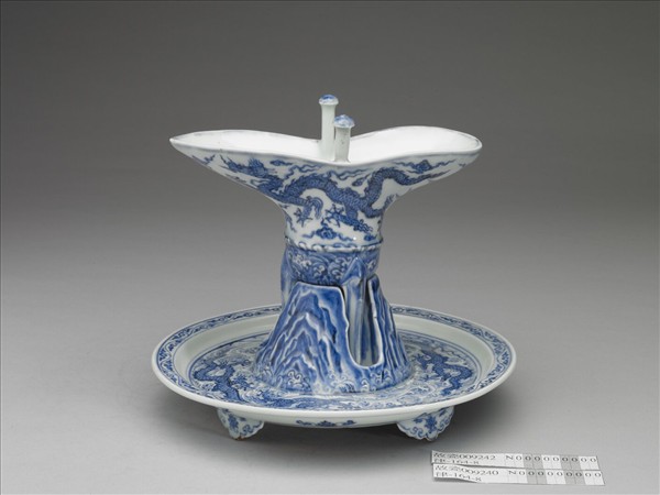 青花波濤龍紋爵托盤