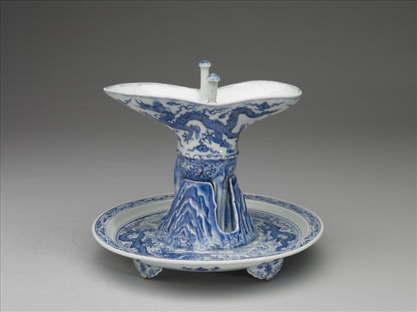 青花波濤龍紋爵托盤