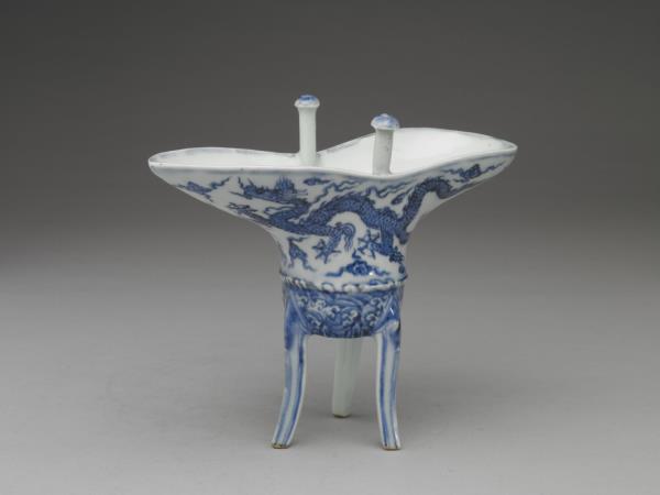 青花波濤龍紋爵杯