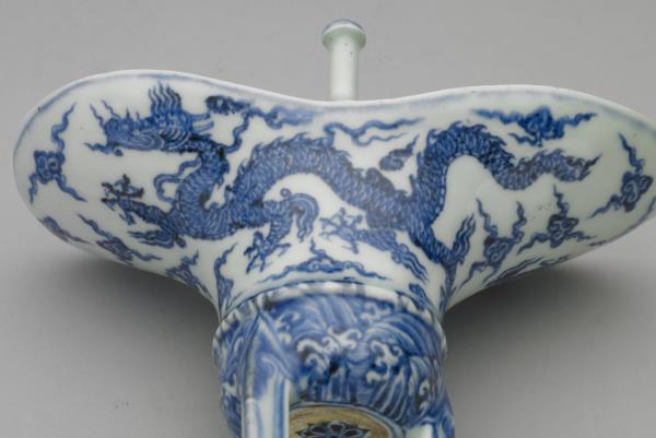 青花波濤龍紋爵杯