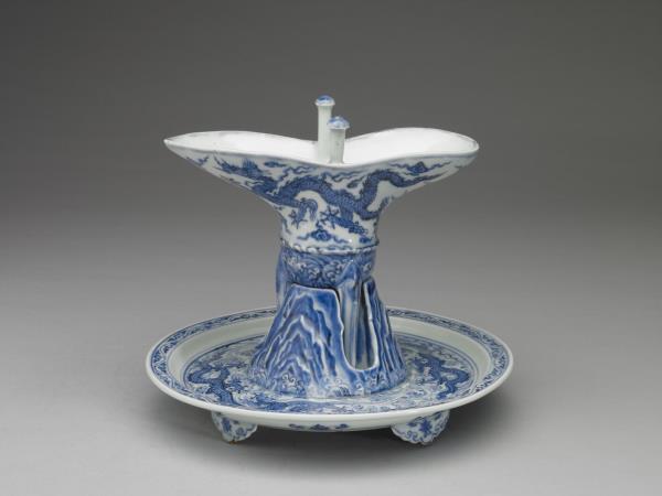 青花波濤龍紋爵杯