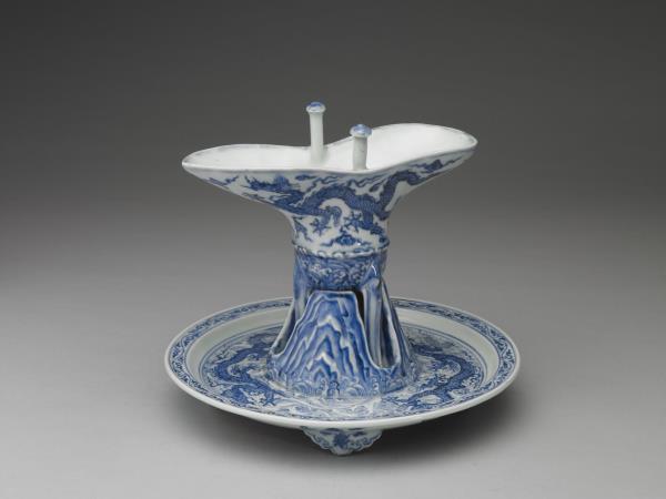 青花波濤龍紋爵杯