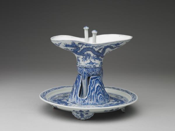 青花波濤龍紋爵杯