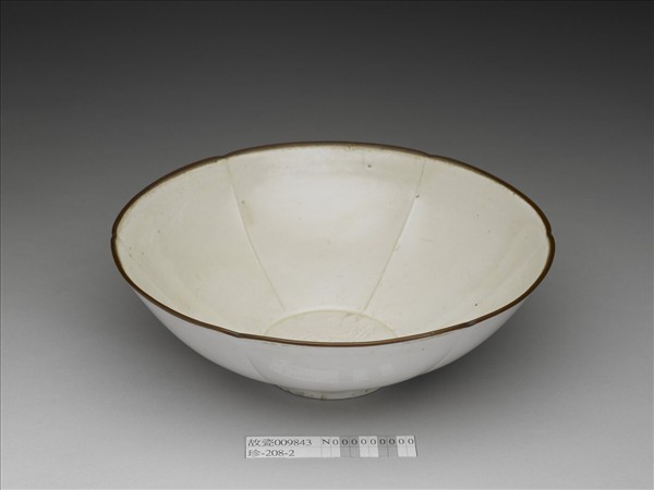 定窯 白瓷劃花雙魚紋葵花式碗