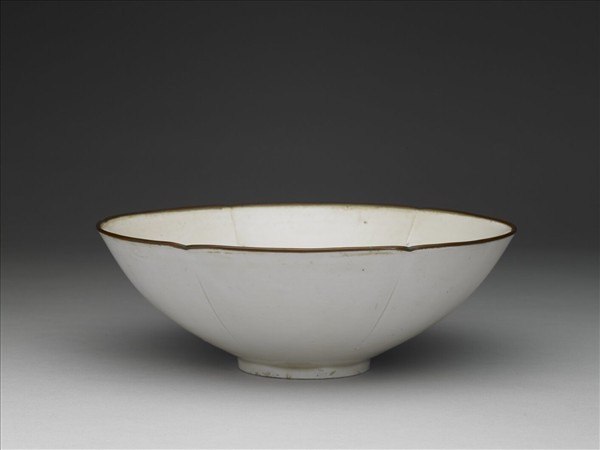 定窯 白瓷劃花雙魚紋葵花式碗