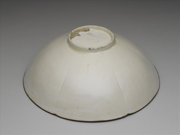 定窯 白瓷劃花雙魚紋葵花式碗