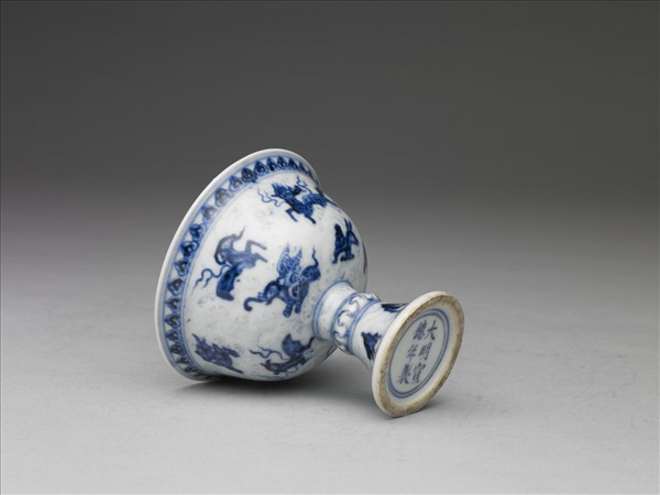 青花海獸波濤紋高足杯