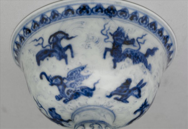 青花海獸波濤紋高足杯