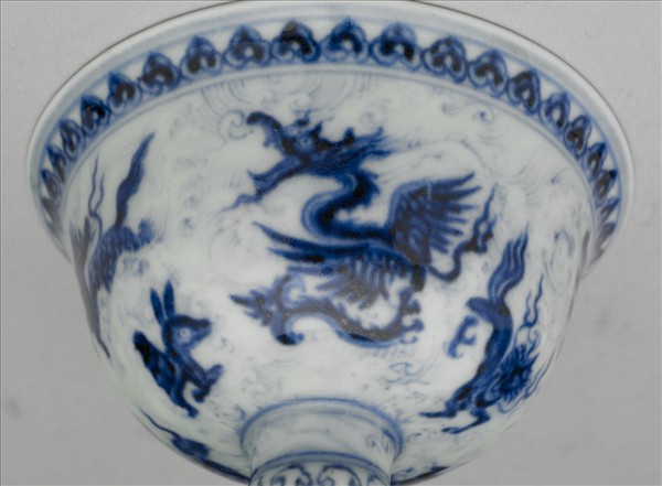 青花海獸波濤紋高足杯