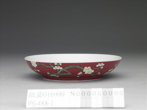 琺瑯彩紅地梅花紋碟
