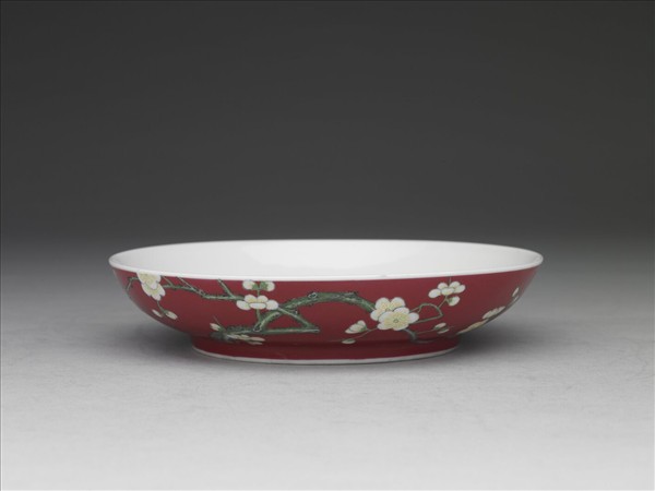 琺瑯彩紅地梅花紋碟