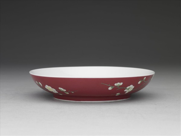 琺瑯彩紅地梅花紋碟