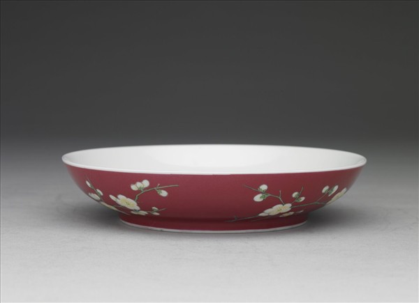 琺瑯彩紅地梅花紋碟