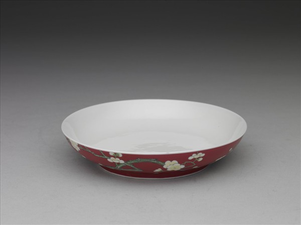 琺瑯彩紅地梅花紋碟