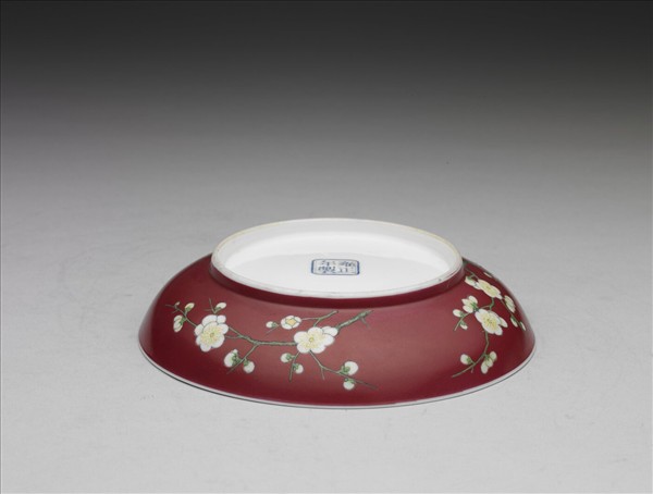 琺瑯彩紅地梅花紋碟
