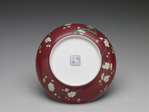 琺瑯彩紅地梅花紋碟
