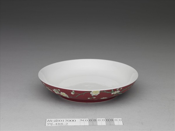 琺瑯彩紅地梅花紋碟