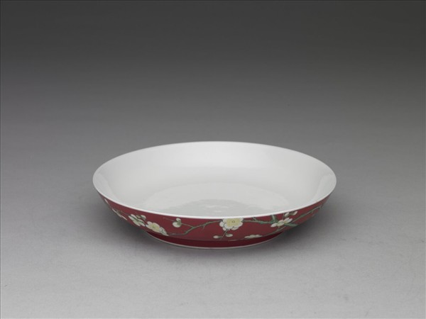 琺瑯彩紅地梅花紋碟