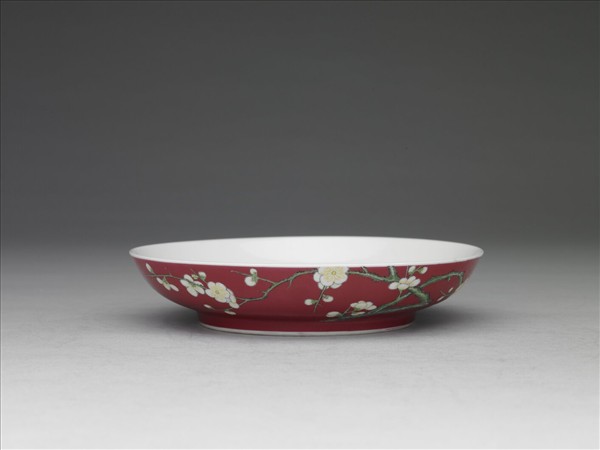 琺瑯彩紅地梅花紋碟