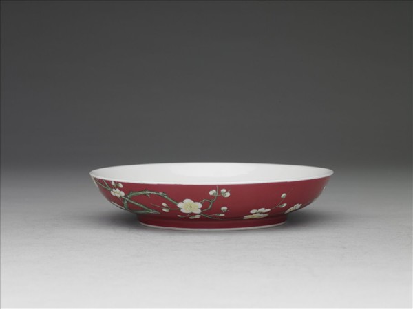 琺瑯彩紅地梅花紋碟