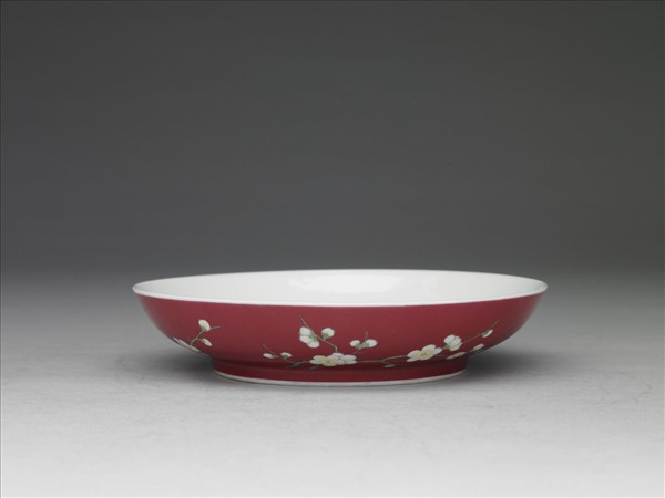 琺瑯彩紅地梅花紋碟