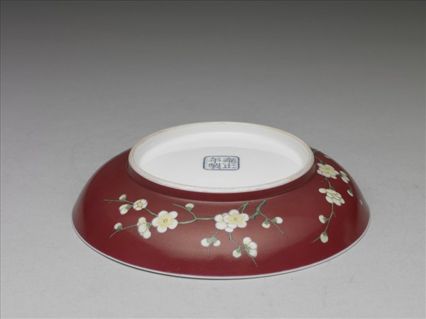 琺瑯彩紅地梅花紋碟