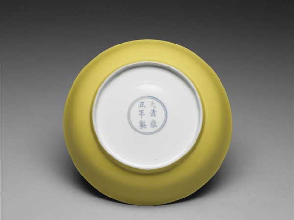 琺瑯彩菊花草蟲紋盤