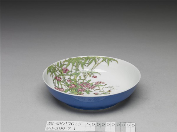 琺瑯彩藍地花蝶碟