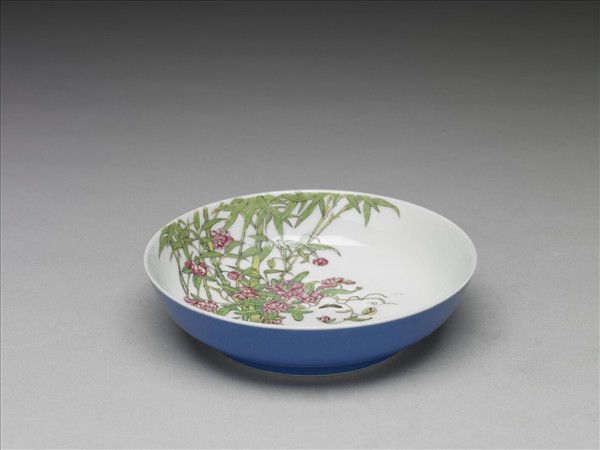 琺瑯彩藍地花蝶碟