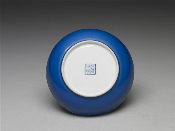 琺瑯彩藍地花蝶碟