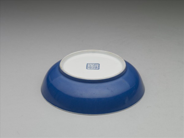 琺瑯彩藍地花蝶碟