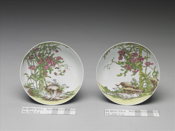 琺瑯彩藍地花蝶碟