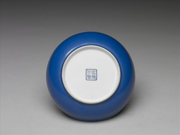 琺瑯彩藍地花蝶碟