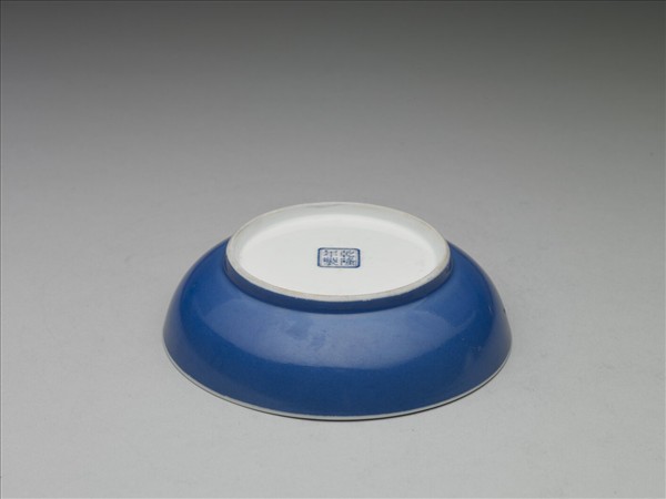 琺瑯彩藍地花蝶碟