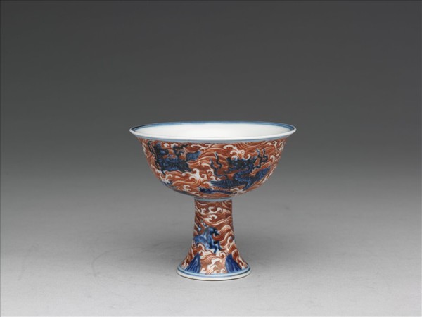 青花描紅海獸波濤紋高足杯