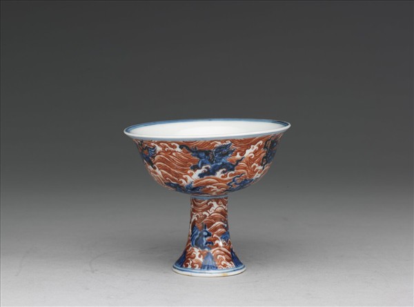 青花描紅海獸波濤紋高足杯