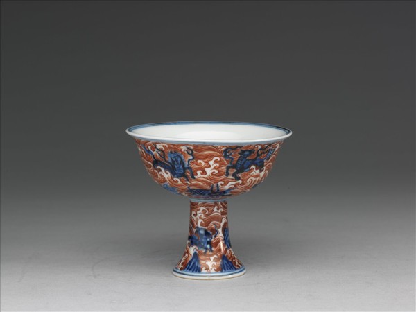 青花描紅海獸波濤紋高足杯