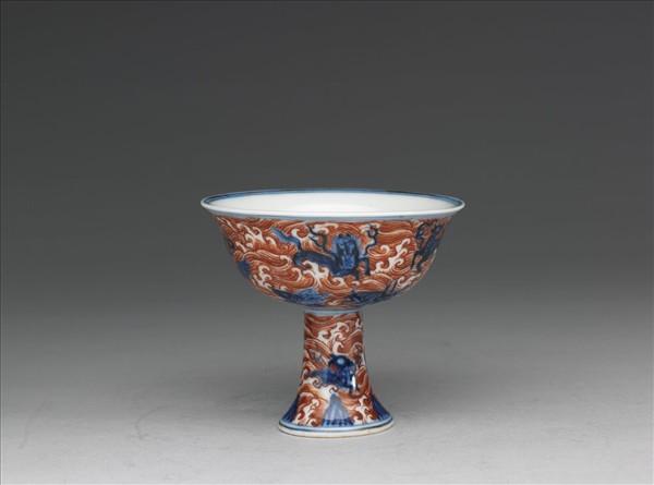青花描紅海獸波濤紋高足杯