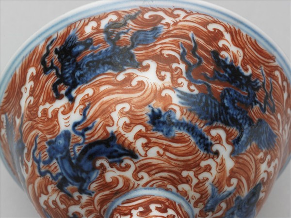 青花描紅海獸波濤紋高足杯