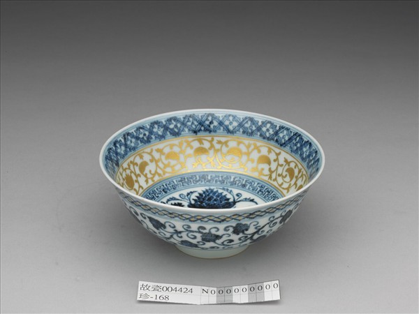 青花描金卷草蓮紋碗