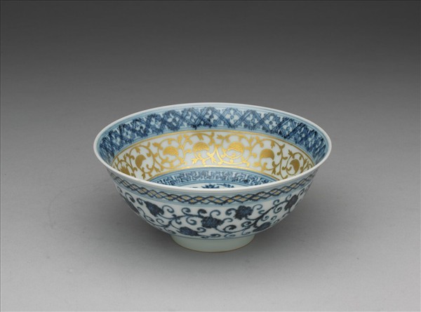 青花描金卷草蓮紋碗- 故宮
