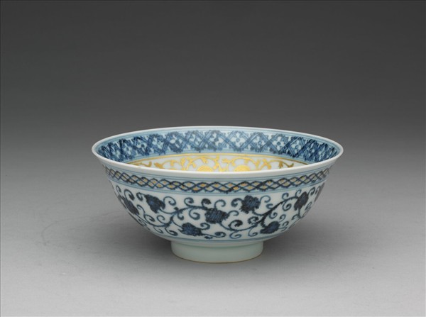 青花描金卷草蓮紋碗