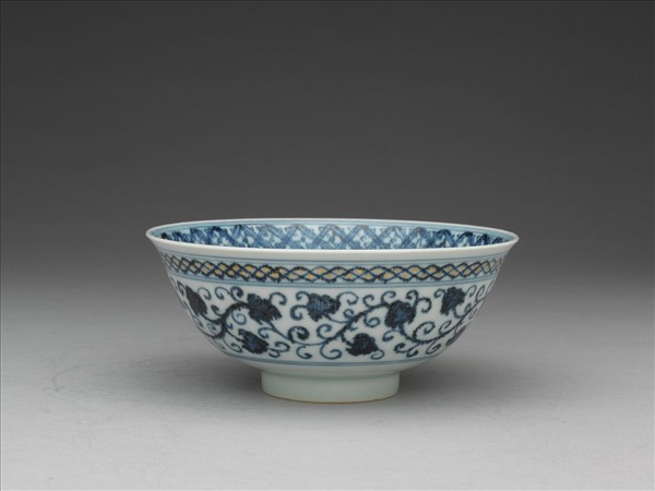 青花描金卷草蓮紋碗