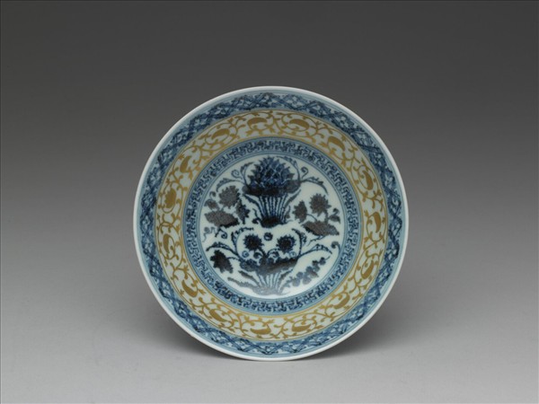 青花描金卷草蓮紋碗